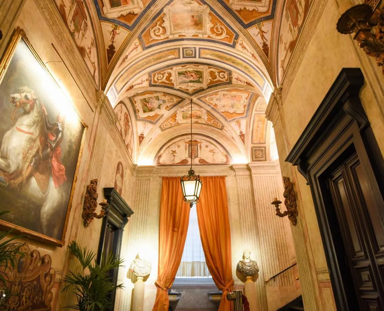 Unesco Loft With Frescoed Entrance Genoa Italy
