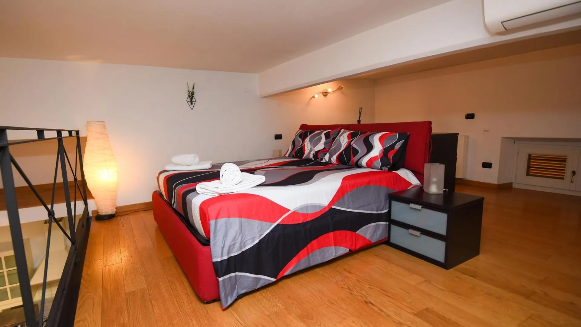 Unesco Loft With Frescoed Entrance Genoa